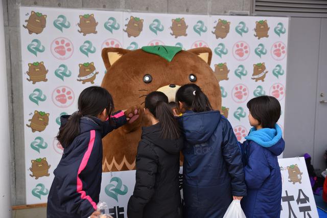 (写真)やはたいぬ記念撮影コーナーに集まる子どもたち