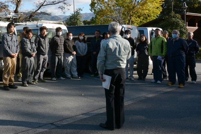 ボランティア清掃活動の参加者全員が集合し話を聞いている写真