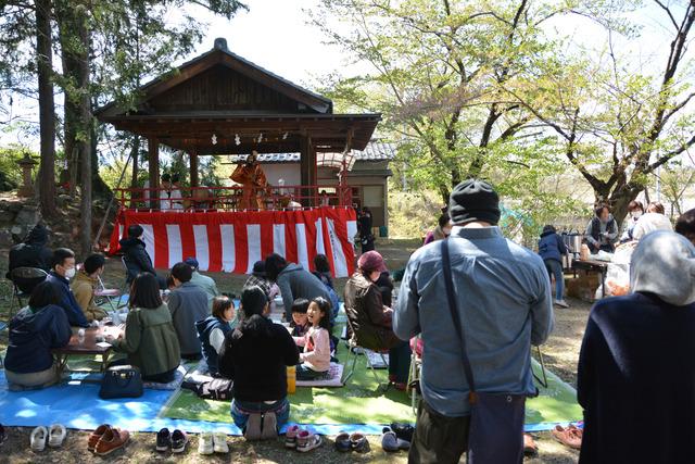 神楽が披露される舞台の前に沢山の人が集まっている写真