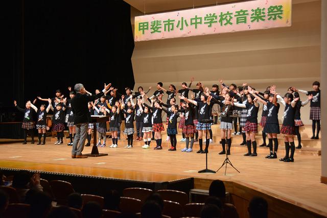 双葉ふれあい文化館にて女子児童たちが両手をあげながら歌っている写真