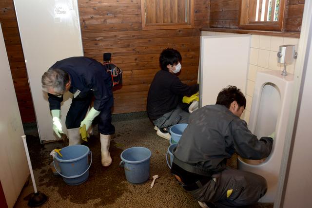 矢木羽湖の公衆トイレにてボランティア清掃活動の方がトイレの便器を清掃をしている写真