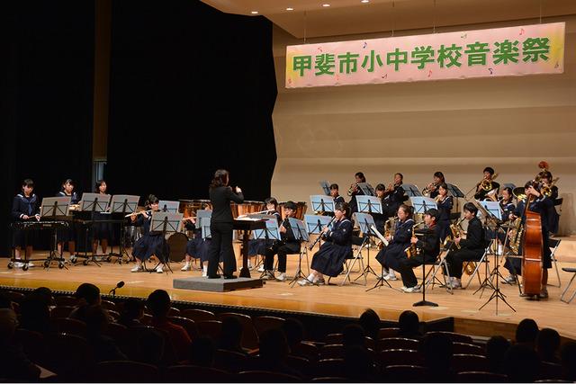 双葉ふれあい文化館にて双葉中学校吹奏楽部の演奏の写真