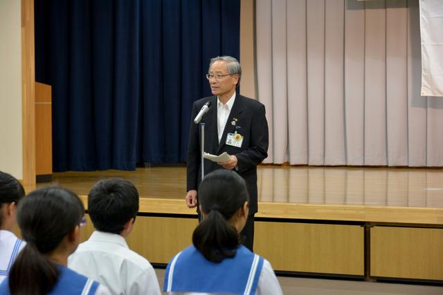 激励の言葉を述べる市長の写真