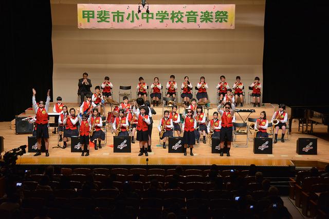 双葉ふれあい文化館にて敷島南小学校吹奏楽部の演奏の写真