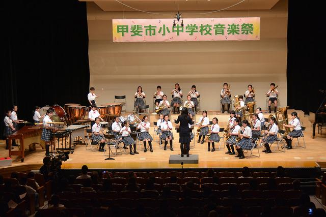 双葉ふれあい文化館にて竜王北小学校吹奏楽部の演奏の写真