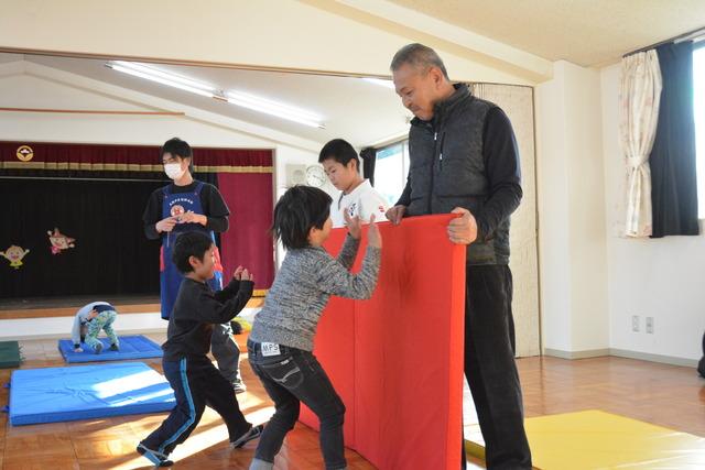 園児を指導する小田切さんの写真