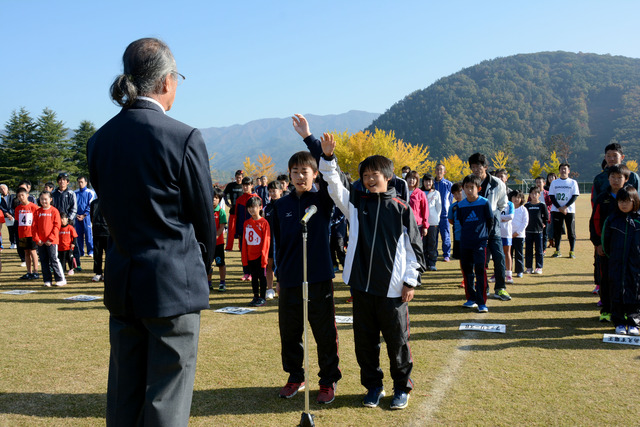 (写真)選手宣誓を行う前年度優勝の宮地区の早川響輝さんと中込有和さん