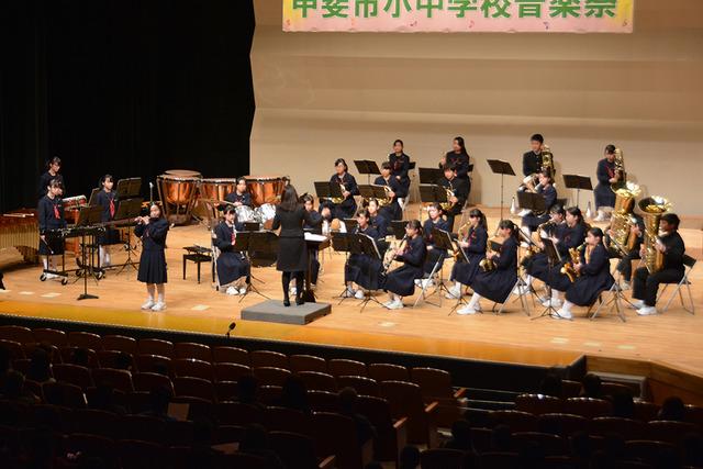 双葉ふれあい文化館にて敷島中学校吹奏楽部の演奏の写真