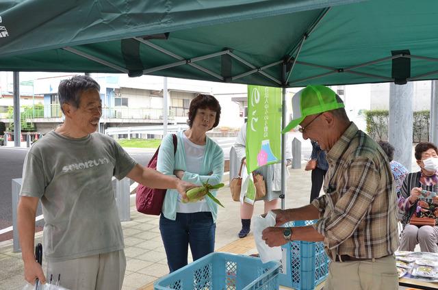 甲斐てき市場でとうもろこしを購入するお客様の写真