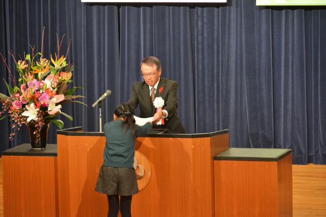 敷島総合文化会館にて社会福祉協議会のつどいが行われ女の子が表彰されている写真