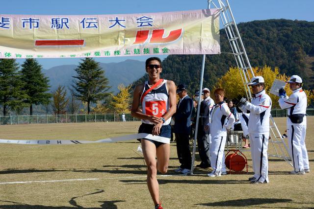 (写真)ゴールテープを切るアンカーの選手