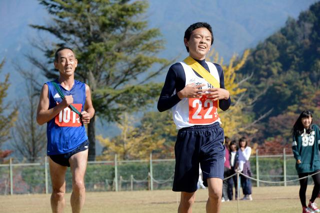 (写真)次々にゴールする選手たち