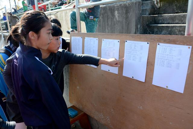 (写真)走り終えて各区の速報を確認する参加者たち