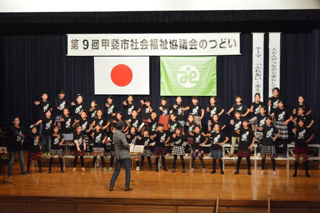 敷島総合文化会館にて子供たちが歌っている写真