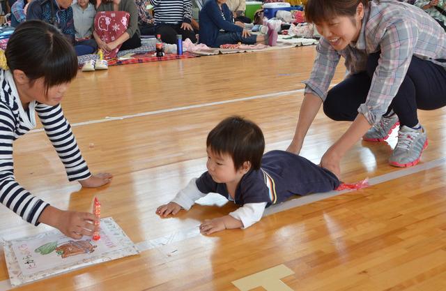 「宝ひろい（競技）」に参加する来年度入園児の写真