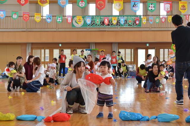 「へい！らっしゃい！！（親子競技）」に参加する親子の写真