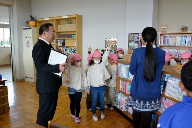 図書室の中で手をあげる園児たちの様子の写真