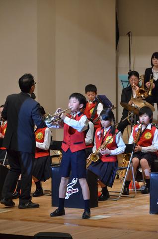 (写真)ソロ演奏をする部員