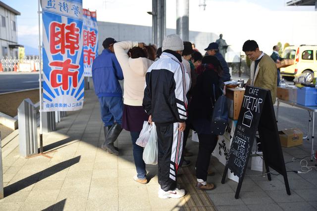 竜王駅南口駅前広場にて北欧風カフェ「CAFE TRETAR（カフェトレートール）」で沢山の方が買い物している写真