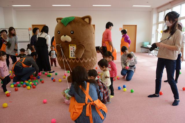 敷島保健福祉センターにて「やはたいぬ」も参加して親子たちと一緒にボール遊びをしている写真