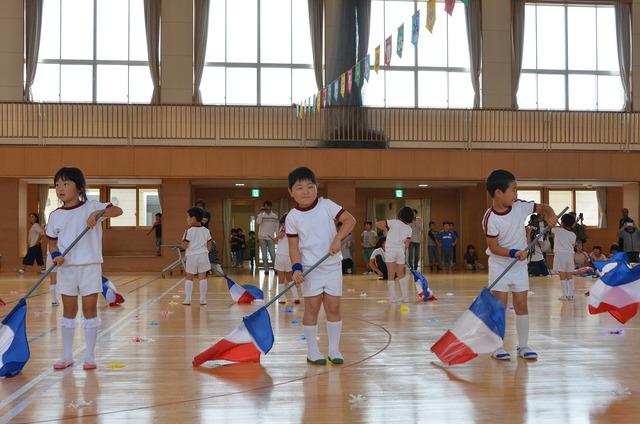 カラーガードを披露する年長児たちの写真