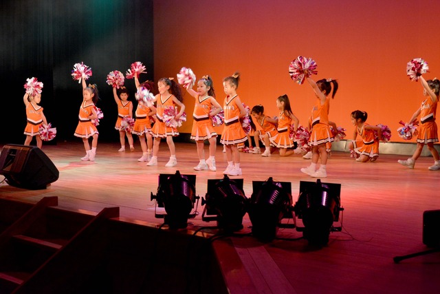 ステージでチアダンスを披露する女の子たちの写真