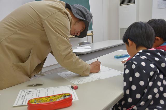 子どもマンガ教室の様子の写真1