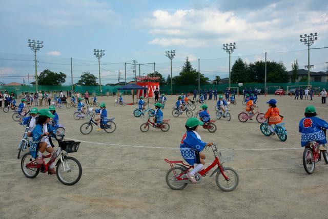 (写真)玉幡保育園自転車隊による自転車を使った遊戯