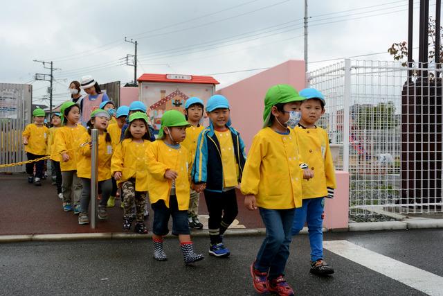 竜王西保育園を出で園児たちが二列に並んで歩いている写真