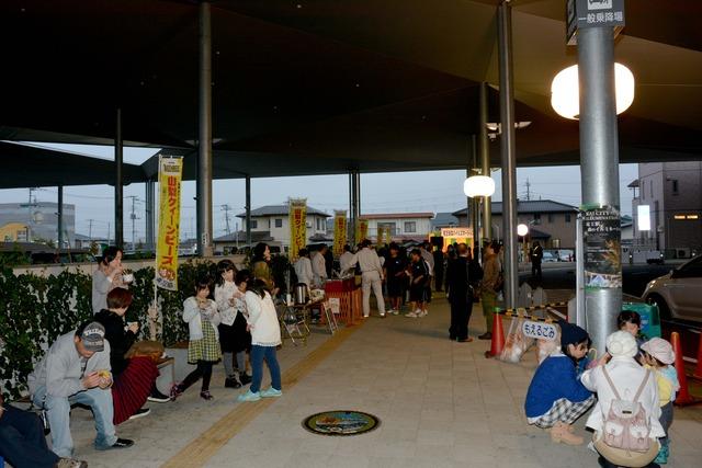 竜王駅にて芋煮汁や焼いもを食べている人たち写真