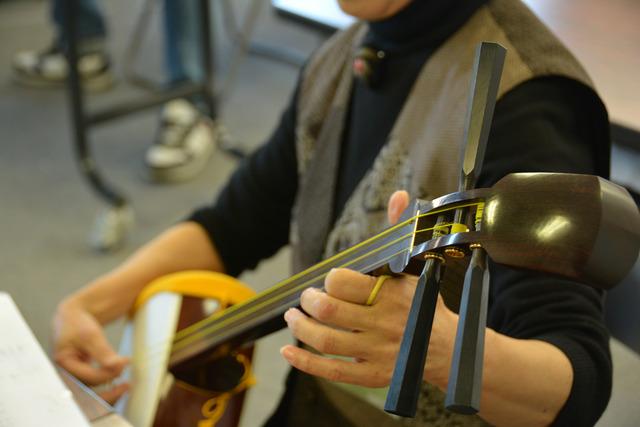 三味線を演奏する受講者の手元のアップの写真