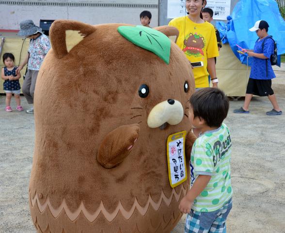 (写真)市営業部長の「やはたいぬ」と遊ぶ子ども