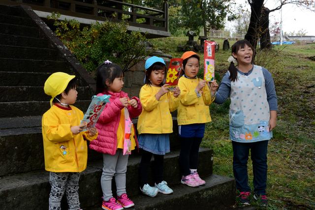 三社神社にて千歳飴袋も持った四人の園児の写真