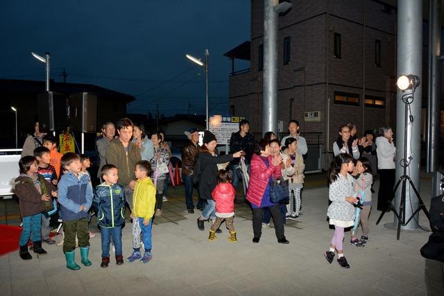 竜王駅にてイルミネーションの点灯式を見にきた大勢の人の写真