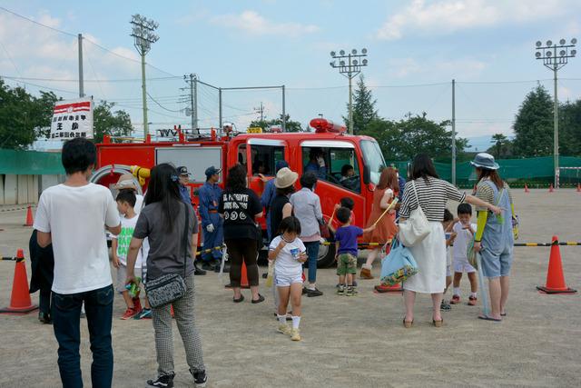 (写真)消防車に試乗する人たち