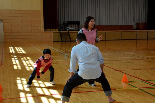 親子で足を広げ向かい合っている写真