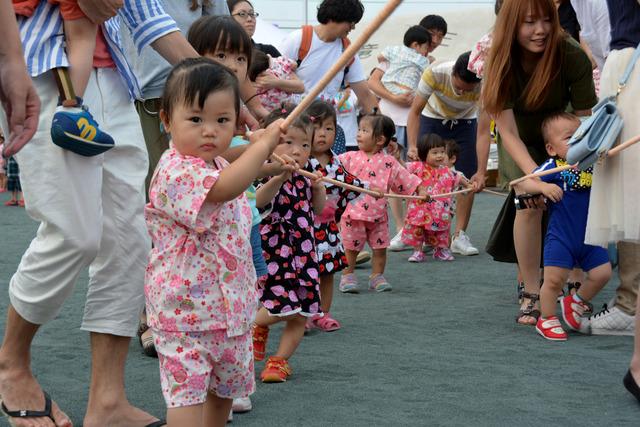 竜王西保育園の園庭にて甚平を着た幼児たちが綱をつかんでいる写真