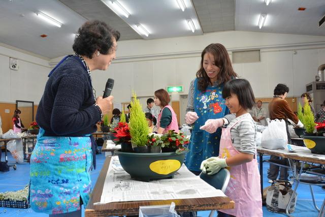 講師が親子にアドバイスをしている写真