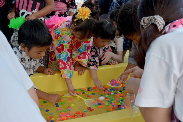 竜王西保育園の園庭にてスーパーボールすくいをしている子供たちの写真