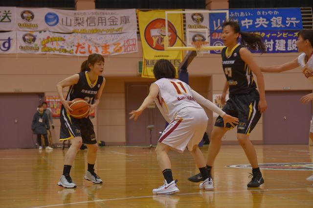 (写真)攻撃中のQBの選手