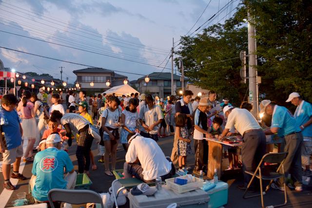 夜店を楽しむたくさんの人々の写真