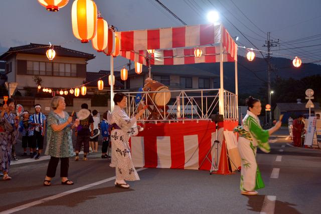 敷島台自治会のバスターミナル特設会場で行われた盆踊りの様子の写真