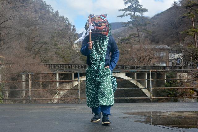 長瀞橋を背景に、1人での舞を披露している写真