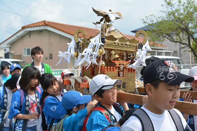 子ども神輿の様子の写真2