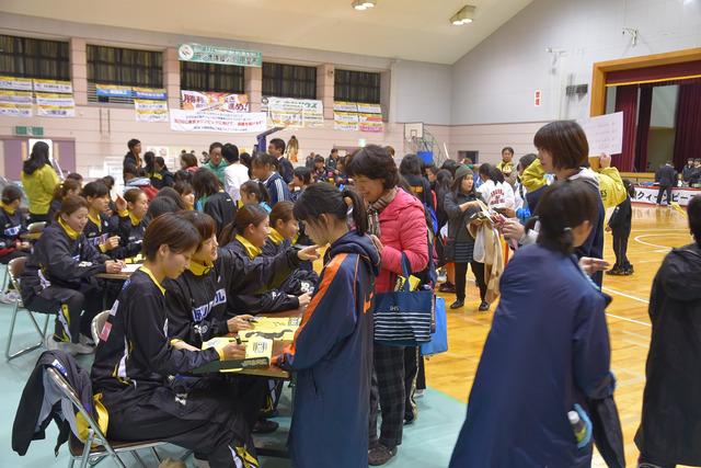 (写真)選手にサインをもらう来場者