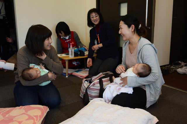 (写真)交流を深め、笑顔のお母さんたち