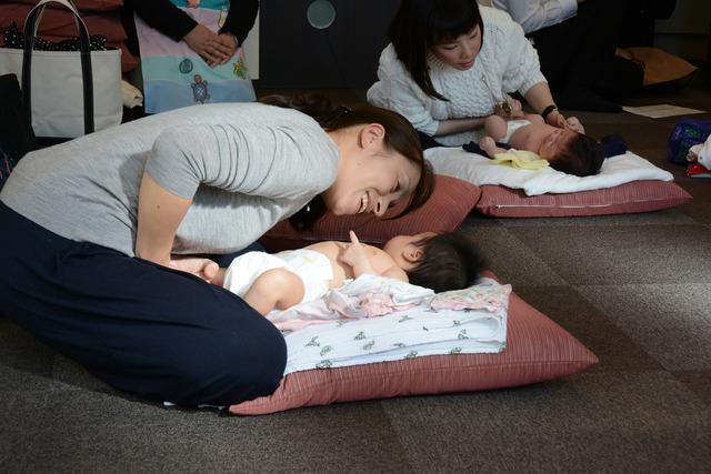 (写真)赤ちゃんに顔を近づけ、にっこり笑顔のお母さん