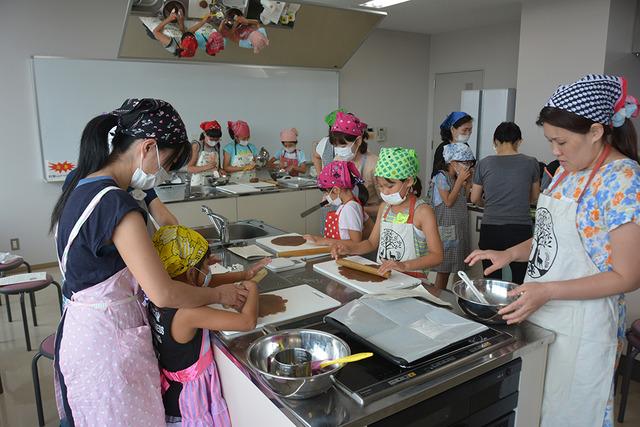 生地を麺棒で伸ばしている子ども達の写真