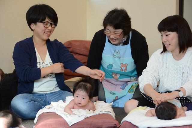 (写真)楽しく談笑する助産師とお母さんたち