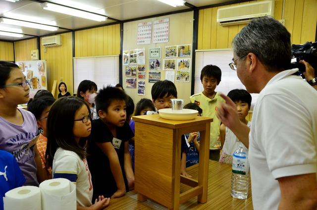 小尾平館長のはなしを聞く子どもたちの写真